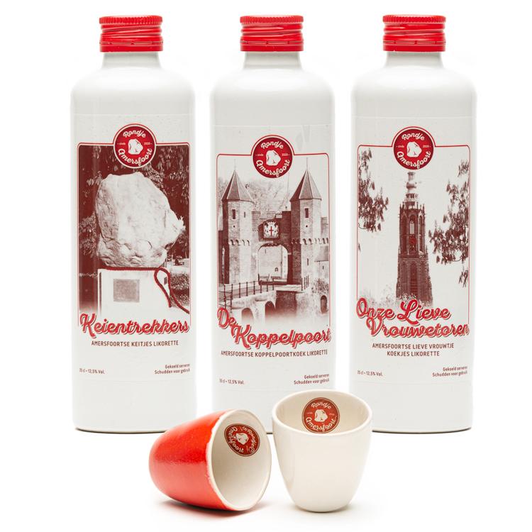 Kies rechts 3 flessen uit de smaaksamenstellingen uit de serie van 4 smaken Rondje Amersfoort likorettes naar keuze + 2 keramieken likeur glaasjes (uitbreiding met meerdere flessen of meerdere glaasjes mogelijk).