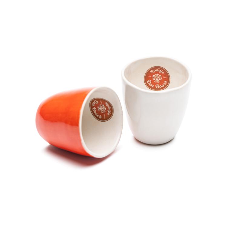 Rondje Den Bosch keramieken likeurglaasjes wit of rood (uitbreiding met meerdere glaasjes mogelijk).

Deze keramieken Den Bosch likeurglaasjes worden gemaakt door Stichting echtWaar.
Stichting echtWaar heeft een werkplaats in Utrecht waar mensen werken met een arbeidsbeperking, mensen die om diverse redenen nog geen plek op de reguliere arbeidsmarkt hebben gevonden. Een bijzondere werkplaats die een veilige werkomgeving biedt met als doel de ontwikkeling en ontplooiing van hun cliënten te bevorderen. 

De glaasjes zijn per stuk met de hand gemaakt waardoor ze kunnen afwijken in maat, we vinden dit juist uniek & daardoor erg mooi. We zijn blij dat we een werkplaats als echtWaar hiermee extra kunnen ondersteunen.

Deze keramieken Rondje Utrecht keramieken likeurglaasjes worden gemaakt door Stichting echtWaar.
Stichting echtWaar heeft een werkplaats in Utrecht waar mensen werken met een arbeidsbeperking, mensen die om diverse redenen nog geen plek op de reguliere arbeidsmarkt hebben gevonden. Een bijzondere werkplaats die een veilige werkomgeving biedt met als doel de ontwikkeling en ontplooiing van hun cliënten te bevorderen. 

De glaasjes zijn per stuk met de hand gemaakt waardoor ze kunnen afwijken in maat, we vinden dit juist uniek & daardoor erg mooi. We zijn blij dat we een werkplaats als echtWaar hiermee extra kunnen ondersteunen.
Fijn-Proeverij
Rondje Nederland
