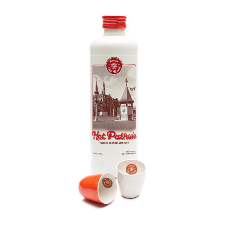 Het Puthuis Rondje Den Bosch likorette likeur Ontdek de smaak van Den Bosch cadeaupakket + 2 keramieken likeur glaasjes (uitbreiding met meerdere likeur glaasjes mogelijk). De 6 smaken zijn: 'Knillis' brandewijn met suiker, 'De Citadel' honing/sinaasappel, 'De Dieze' koekwaus, 'Het Puthuis' karamel, 'De Moriaan' koffie & 'De Bossche Draak' chocolade. Deze keramieken Rondje Den Bosch likeurglaasjes worden gemaakt door Stichting echtWaar. Stichting echtWaar heeft een werkplaats in Utrecht waar mensen werken met een arbeidsbeperking, mensen die om diverse redenen nog geen plek op de reguliere arbeidsmarkt hebben gevonden. Een bijzondere werkplaats die een veilige werkomgeving biedt met als doel de ontwikkeling en ontplooiing van hun cliënten te bevorderen. De glaasjes zijn per stuk met de hand gemaakt waardoor ze kunnen afwijken in maat, we vinden dit juist uniek & daardoor erg mooi. We zijn blij dat we een werkplaats als echtWaar hiermee extra kunnen ondersteunen.