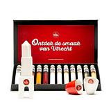 Rondje Utrecht Miniaturen proefset 12 smaken Likorette keramieken likeurglaasjes, Domtoren: Werkspoor Spoorpunt, Makke Jannen Kastanje, Sint Maarten Koffie, Leugenaarsbank Mokka, Gerrit Rietveld Beukennoot, Cupfighters Kersen, De Inktpot Drop, Oudegracht Chocolade, Piekenkermis Nougat, Verborgen RijkDOM Karamel, Vrolijke noot Hazelnoot, De Zes Vaatjes Crème Brulée Fijn-Proeverij Rondje Nederland