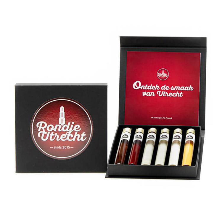 Rondje Utrecht 6 smaken Likorette Proefset Rondje Utrecht Miniaturen proefset 12 smaken Likorette: Werkspoor Spoorpunt, Makke Jannen Kastanje, Sint Maarten Koffie, Leugenaarsbank Mokka, Gerrit Rietveld Beukennoot, Cupfighters Kersen, De Inktpot Drop, Oudegracht Chocolade, Piekenkermis Nougat, Verborgen RijkDOM Karamel, Vrolijke noot Hazelnoot, De Zes Vaatjes Crème Brulée Fijn-Proeverij Rondje Nederland