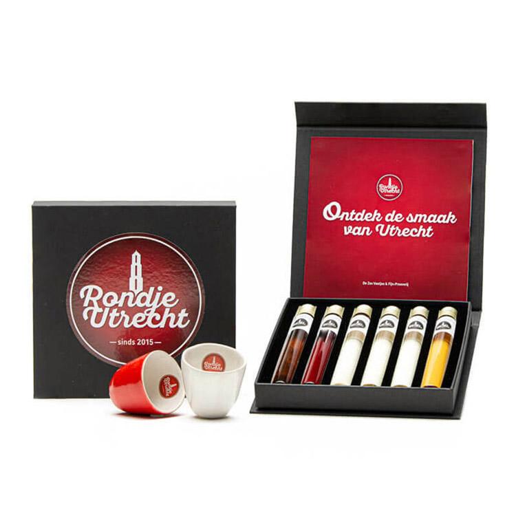 Proef set 6 miniaturen Rondje Utrecht likorettes + 2 likeurglaasjes