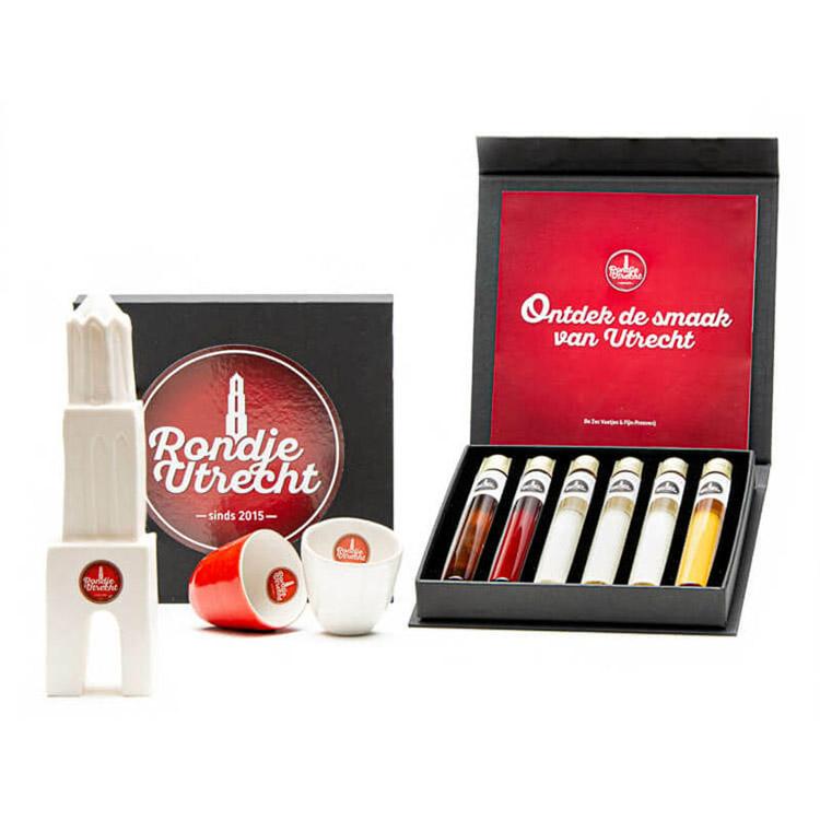 Proef set 6 miniaturen Rondje Utrecht likorettes + 2 likeurglaasjes + keramieken Domtoren