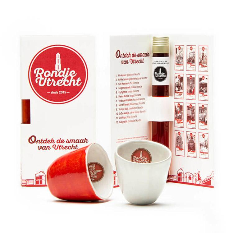 Rondje Utrecht Likorette Miniatuur Miniatuur Rondje Utrecht likorette likeur Werkspoor Spoorpunt, Makke Jannen Kastanje, Sint Maarten Koffie, Leugenaarsbank Mokka, Gerrit Rietveld Beukennoot, Cupfighters Kersen, De Inktpot Drop, Oudegracht Chocolade, Piekenkermis Nougat, Verborgen RijkDOM Karamel, Vrolijke noot Hazelnoot, De Zes Vaatjes Crème Brulée Fijn-Proeverij Rondje Nederland