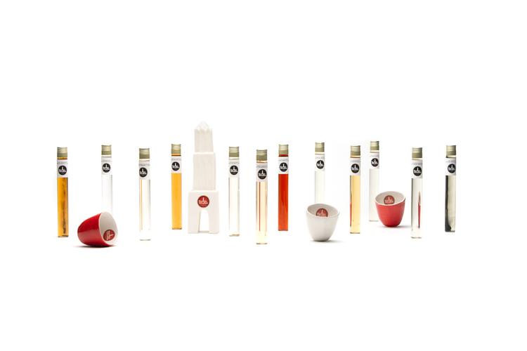 Utrechtse dranken Rondje Utrecht Likorettes Ontdek de smaak van Utrecht Miniatuur Rondje Utrecht likorette likeur Werkspoor Spoorpunt, Makke Jannen Kastanje, Sint Maarten Koffie, Leugenaarsbank Mokka, Gerrit Rietveld Beukennoot, Cupfighters Kersen, De Inktpot Drop, Oudegracht Chocolade, Piekenkermis Nougat, Verborgen RijkDOM Karamel, Vrolijke noot Hazelnoot, De Zes Vaatjes Crème Brulée Fijn-Proeverij Rondje Nederland