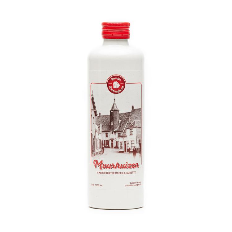 Ontdek de smaak van Amersfoort.
De likorette van Rondje Amersfoort is een laag alcoholhoudende likeur.
'Rondje Amersfoort' bestaat uit 4 verschillende smaken. Iedere smaak heeft een Amersfoorts karakter gekoppeld aan bijvoorbeeld een Amersfoorts gebouw, plek, gebeurtenis, geschiedenis etc. Zo proeft u de smaken & geschiedenis van Amersfoort.

Rechts kan er een keuze gemaakt uit de volgende smaken: Keientrekkers amandel keitjes, Onze Lieve Vrouwetoren koek, Muurhuizen Koffie, Koppelpoort koek.