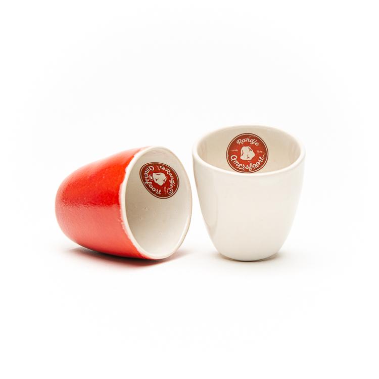 Rondje Utrecht keramieken likeurglaasjes wit of rood (uitbreiding met meerdere glaasjes mogelijk).

Deze keramieken Rondje Utrecht keramieken likeurglaasjes worden gemaakt door Stichting echtWaar.
Stichting echtWaar heeft een werkplaats in Utrecht waar mensen werken met een arbeidsbeperking, mensen die om diverse redenen nog geen plek op de reguliere arbeidsmarkt hebben gevonden. Een bijzondere werkplaats die een veilige werkomgeving biedt met als doel de ontwikkeling en ontplooiing van hun cliënten te bevorderen. 

De glaasjes zijn per stuk met de hand gemaakt waardoor ze kunnen afwijken in maat, we vinden dit juist uniek & daardoor erg mooi. We zijn blij dat we een werkplaats als echtWaar hiermee extra kunnen ondersteunen.
Fijn-Proeverij
Rondje Nederland
