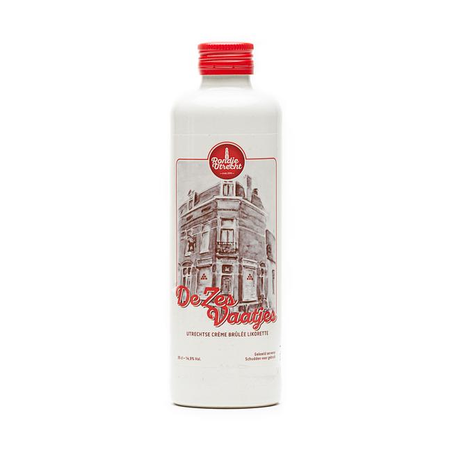 Fles De Zes Vaatjes likorette Ontdek de smaak van Utrecht.
'Rondje Utrecht' bestaat uit 12 verschillende smaken. Iedere smaak heeft een Utrechts karakter gekoppeld aan bijvoorbeeld een Utrechts gebouw, plek, gebeurtenis, geschiedenis etc. Zo proeft u de smaken & geschiedenis van Utrecht.
