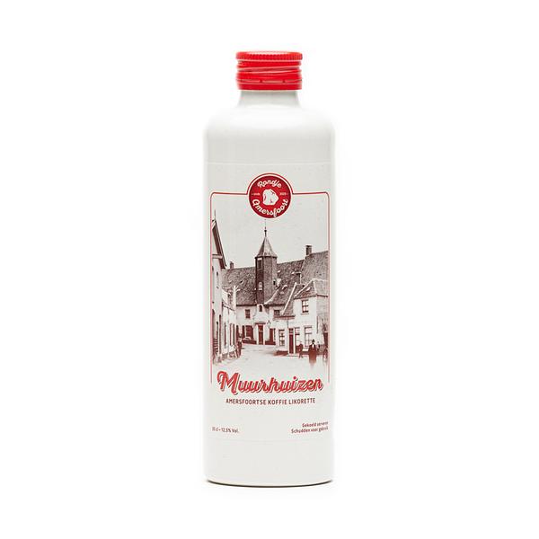 Ontdek de smaak van Amersfoort.
De likorette van Rondje Amersfoort is een laag alcoholhoudende likeur.
'Rondje Amersfoort' bestaat uit 4 verschillende smaken. Iedere smaak heeft een Amersfoorts karakter gekoppeld aan bijvoorbeeld een Amersfoorts gebouw, plek, gebeurtenis, geschiedenis etc. Zo proeft u de smaken & geschiedenis van Amersfoort.

Rechts kan er een keuze gemaakt uit de volgende smaken: Keientrekkers amandel keitjes, Onze Lieve Vrouwetoren koek, Muurhuizen Koffie, Koppelpoort koek.