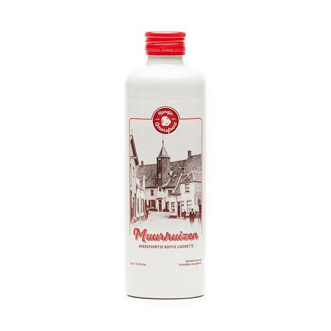 Ontdek de smaak van Amersfoort.
De likorette van Rondje Amersfoort is een laag alcoholhoudende likeur.
'Rondje Amersfoort' bestaat uit 4 verschillende smaken. Iedere smaak heeft een Amersfoorts karakter gekoppeld aan bijvoorbeeld een Amersfoorts gebouw, plek, gebeurtenis, geschiedenis etc. Zo proeft u de smaken & geschiedenis van Amersfoort.

Rechts kan er een keuze gemaakt uit de volgende smaken: Keientrekkers amandel keitjes, Onze Lieve Vrouwetoren koek, Muurhuizen Koffie, Koppelpoort koek.
