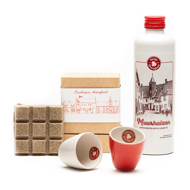 Muurhuizen koffie Likorette + Muurhuizen chocolade en bijpassende Rondje Amersfoort likeurglaasjes. Ontdek de smaak van Amersfoort.

De stad Amersfoort draagt als bijnaam ‘Keistad’, waaraan de inwoners de geuzennaam ‘Keientrekkers’ danken.